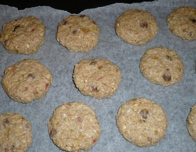 1. Этап. Овсяно-яблочное печенье: 5. Смоченными в воде руками, сформуйте печенюшки, выложите их на противень, застеленный пергаментом для выпечки.