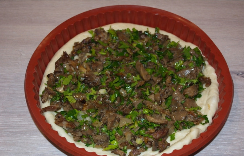 1. Этап. Простой пирог с мясом: Остывшую начинку выложите на подготовленный пласт теста.