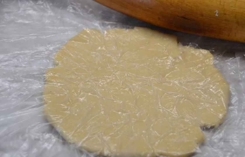 1. Этап. Тарталетки с лисичками: Разделите тесто на 6 частей, раскатайте каждую часть в лепешку, лучше всего это делать через пленку.