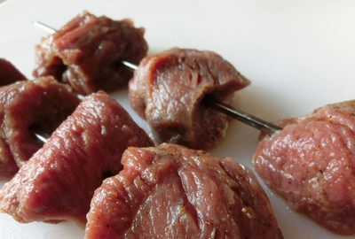 1. Этап. Шашлык из телятины диетический: Маринуем пару часов. Теперь можно насаживать кусочки телятины на шампура. Оставляем расстояние между кусочками, чтобы им не было тесно.