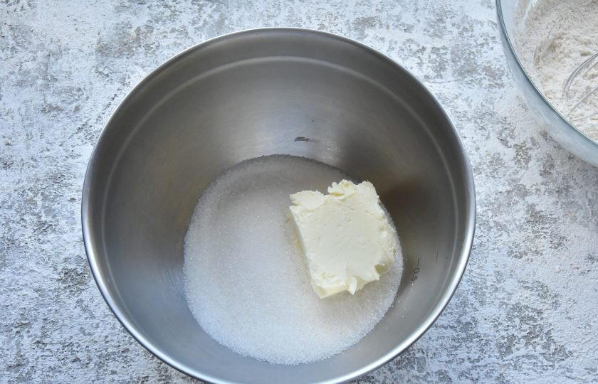 1. Этап. Кексовый кулич на Пасху: В отдельной посуде соедините сахар и мягкое сливочное масло.