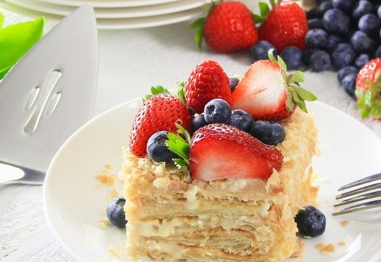 1. Этап. Заварной крем для Наполеона без яиц: 6. Готовый крем снимите с огня и остудите. По мере остывания крем будет густеть, а после его можно распределять по коржам и собирать тортик. Приятного чаепития!