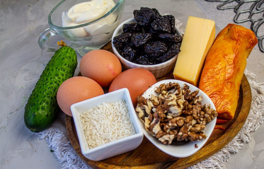 1. Этап. Салат с копченой курицей, черносливом и грецкими орехами: Подготовьте все необходимые ингредиенты. Куриные яйца отварите вкрутую и остудите.