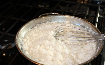 1. Этап. Печенье Розовые облака: 4. Аккуратно достаньте лавровый лист и имбирь, всыпьте кокосовую стружку.