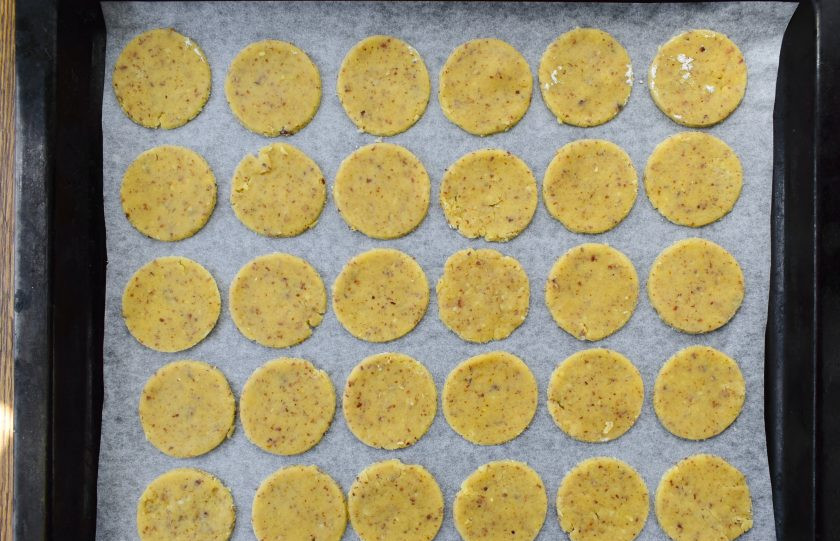 1. Этап. Ишльское пирожное (Ischler Törtchen): Раскатайте тесто в пласт толщиной 3-4 мм. Вырубите кружки по 5-8 см в диаметре. Разложите заготовки на противне с пергаментом или силиконовым ковриком для выпечки.