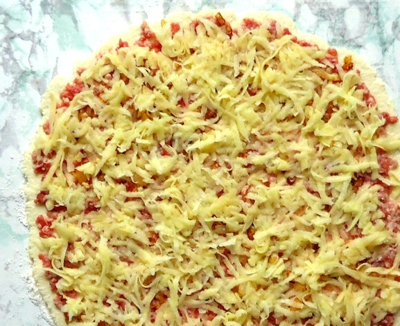 1. Этап. Творожный рулет с фаршем: Трем на терке картофель. Посыпаем им фарш. Режем мелко репчатый лук, выкладываем его сверху. Солим, перчим, добавляем сушеные или свежие травы по вкусу.