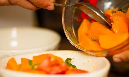 1. Этап. Острый салат с манго и помидорами: 6. Аккуратно перемешайте — и можно подавать острый салат с манго и помидорами к столу. Сок лайма можно добавлять по необходимости. Приятного аппетита!