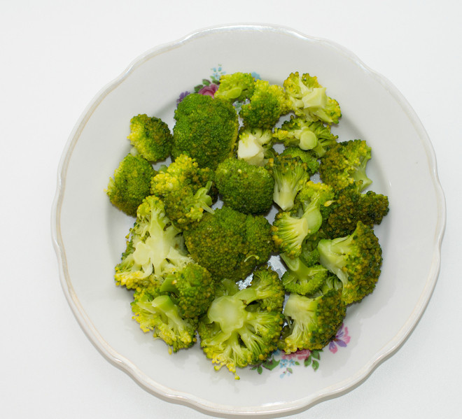 1. Этап. Морской коктейль с соевым соусом: 4. В подсоленную кипящую воду опустить брокколи. Варить не более 4 минут и слить воду.