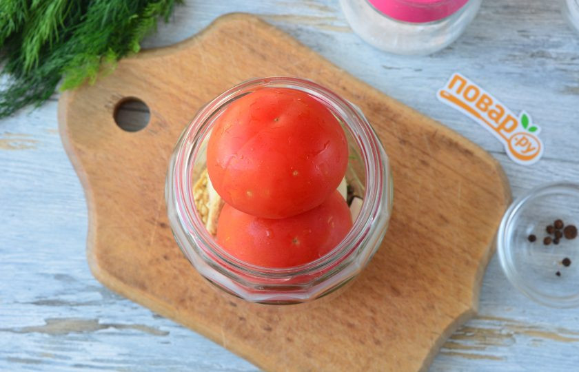 1. Этап. Газированные помидоры: Выложите в банку помидоры.