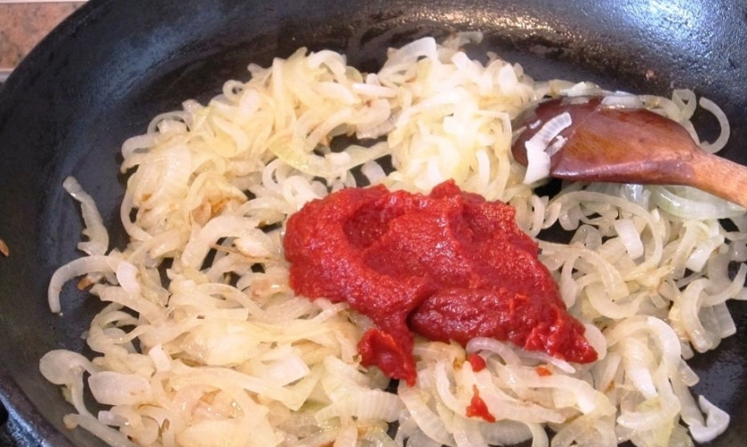 1. Этап. Карп под соусом: 6. Добавляю томатную пасту и перемешиваю, прогреваю несколько минут.