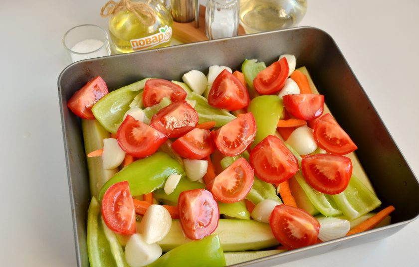 1. Этап. Кабачковая икра в духовке на зиму: 3. Далее очищенный лук четвертинками, пару зубчиков чеснока (это по желанию, для аромата), четвертинки помидоров. Полейте сверху овощи маслом и отправьте в горячую духовку на 1 час, температура 180-200 градусов.