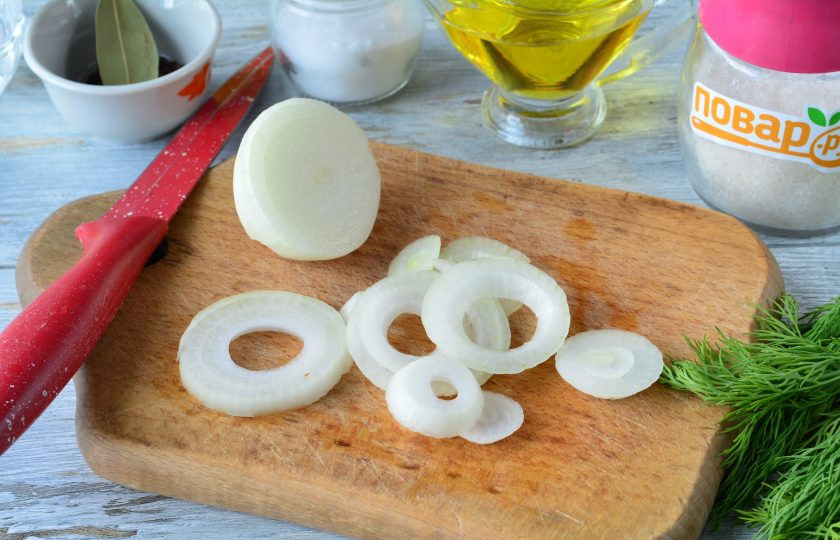 1. Этап. Сладкие маринованные помидоры дольками: Почистите лук и нарежьте кольцами.