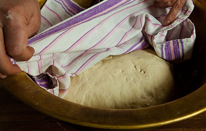 1. Этап. Тесто из катыка: Осталось лишь накрыть его полотенцем и подождать пока оно поднимется. Температура комнатная. Вот и все!