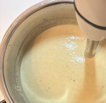 1. Этап. Суп-пюре из цветной капусты: Пробить суп блендером, попробовать на соль, если надо досолить и поперчить.