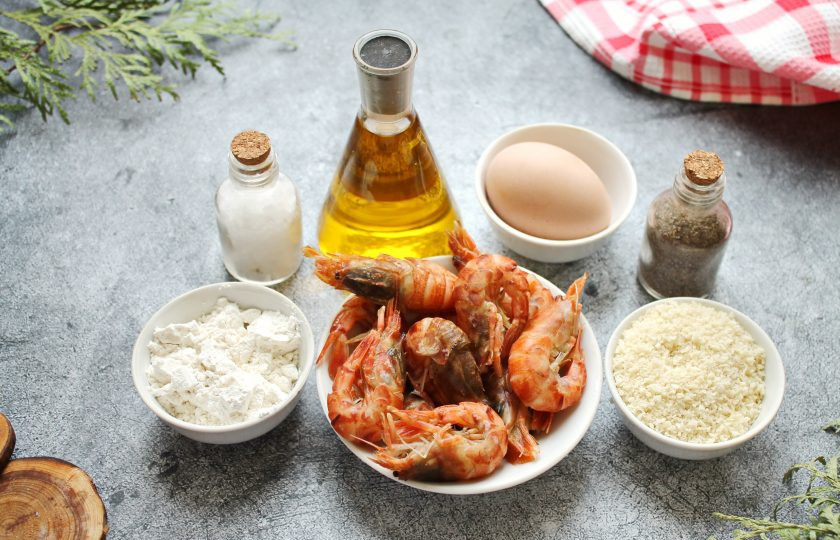 1. Этап. Креветки в сухарях панко: Подготовьте все необходимые ингредиенты для приготовления креветок в сухарях панко.