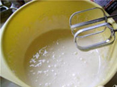 1. Этап. Летний кекс с ягодами: 1. В первую очередь нам надо яйца взбить с сахаром, довольно пышно, до побеления. Для этого используем миксер.