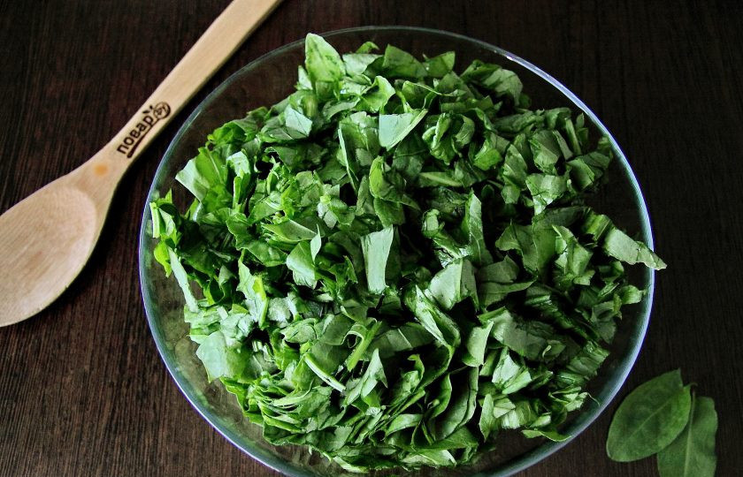 1. Этап. Заливной пирог с щавелем: Щавель промойте и обсушите. Если необходимо, обрежьте грубые стебли. Нарежьте щавель ножом и выложите в глубокую миску.