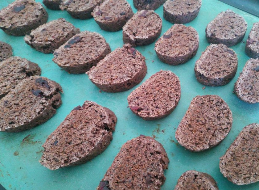 1. Этап. Шоколадные бискотти: Разложите ломтики на противень и подсушите в течение 5-10 минут. После этого шоколадные бискотти готовы к употреблению.