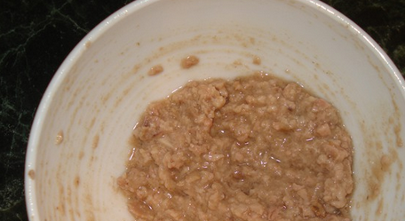 1. Этап. Рафаэлки с печенью трески: С печени трески сливаем всю жидкость, а рыбу разминаем вилкой.