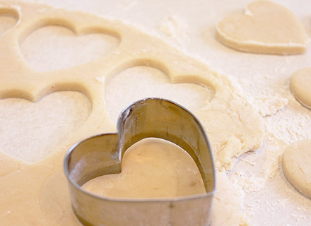 1. Этап. Печенье на 14 февраля: 5. Раскатать тесто на рабочей поверхности. Конечно, классический рецепт печенья на 14 февраля предполагает выемки в форме сердца.