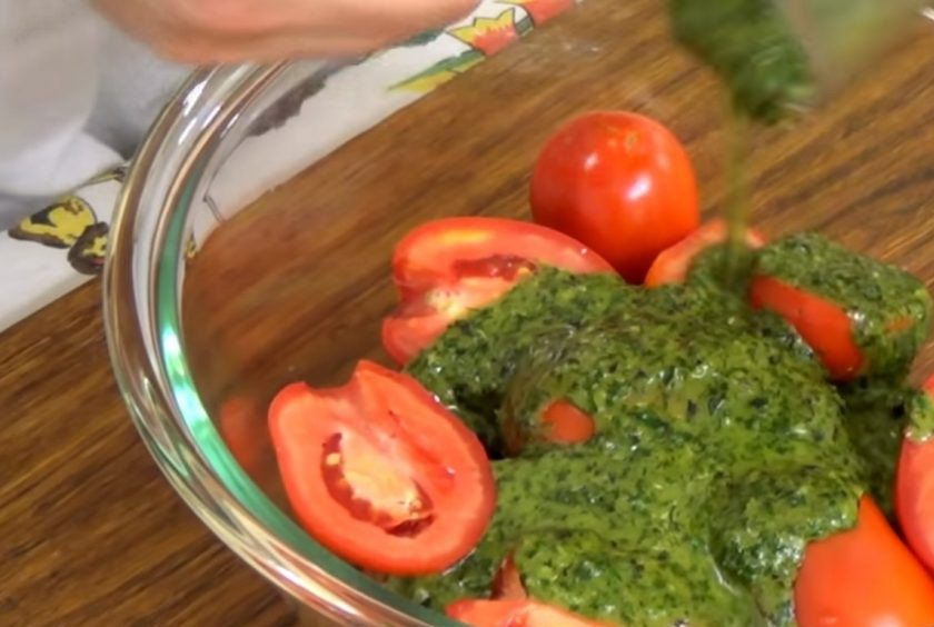 1. Этап. Маринованные помидоры за 12 часов: 2. Помидоры залейте маринадом и хорошо перемешайте. Переместите помидоры в банку, накройте ее крышкой, переверните и поставьте в холодильник на 12 часов.