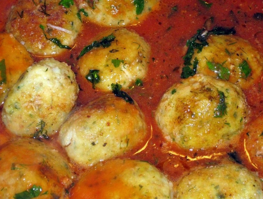 1. Этап. Рыбные фрикадельки: Добавьте немного воды с томатной пастой или просто томатного сока. А также зелень рубленую и чеснок. Тушим под закрытой крышкой минут 10, пока соус не начнет кипеть. Готовые рыбные фрикадельки подаем со сметаной. Приятного аппетита!