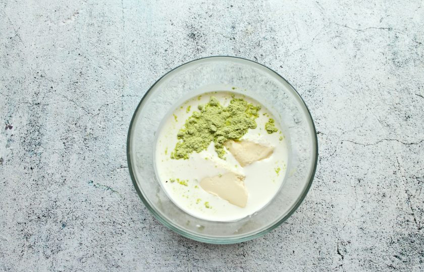 1. Этап. Пикша в сливочном соусе: В чашку налейте сливки, добавьте васаби, лимонный сок, измельченный чеснок и сливочное масло. Немного нагрейте на водяной бане, чтобы масло растаяло и перемешайте.