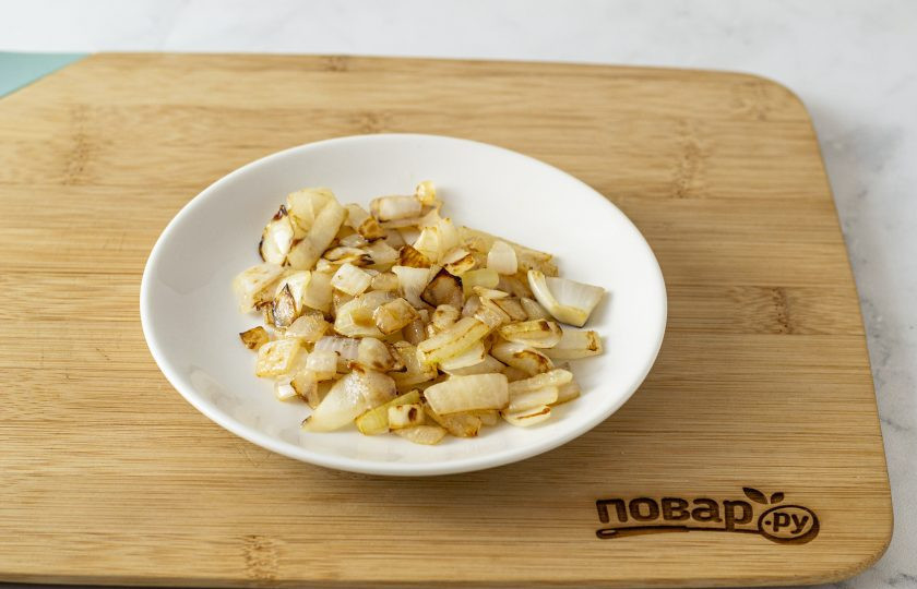 1. Этап. Соус из вяленых томатов: Репчатый лук нарежьте кубиками и обжарьте до прозрачности.