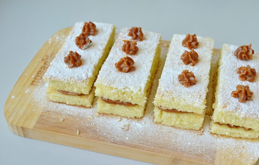 1. Этап. Кокосовые пирожные со сгущенкой: 10. Украсьте на свое усмотрение. Я притрусила сахарной пудрой и выдавила звездочки с помощью кондитерского шприца. Можно использовать для украшения шоколад, взбитые сливки, ягоды или фрукты. Пробуйте!