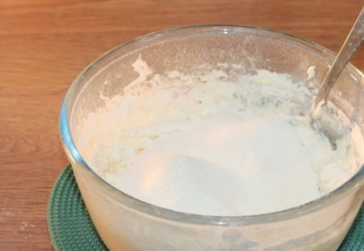 1. Этап. Творожное печенье с виноградом кишмиш: 4. Небольшими частями просеиваем мучную смесь в миску с творожной смесью. Вначале замешиваем ложкой.