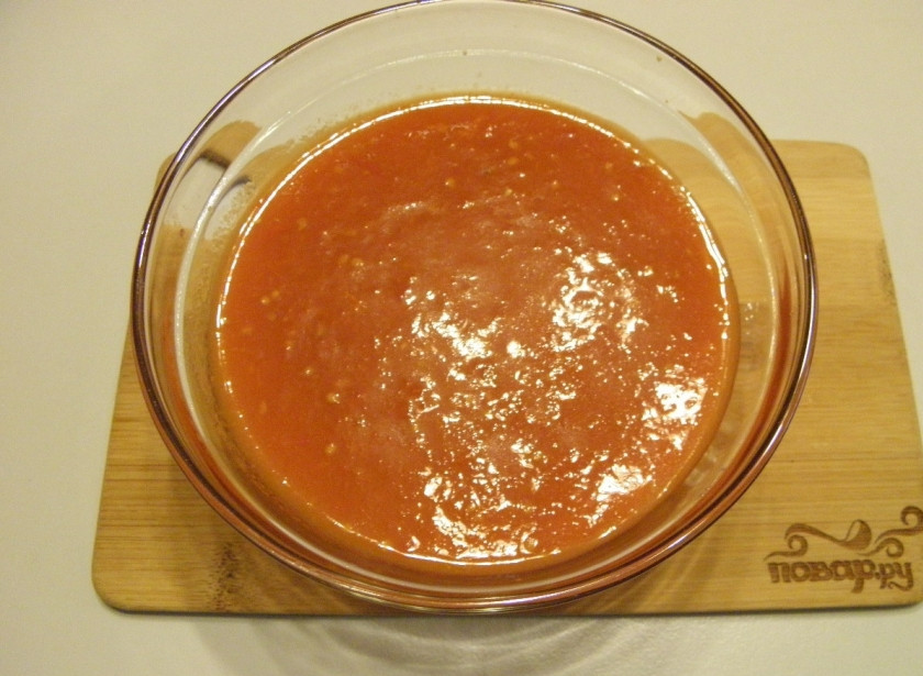 1. Этап. Салат из тыквы на зиму: Очистите морковь и чеснок, порежьте кусочками или пластинками тонко. С помидоров снимите шкурку и пропустите мякоть через мясорубку или блендер.