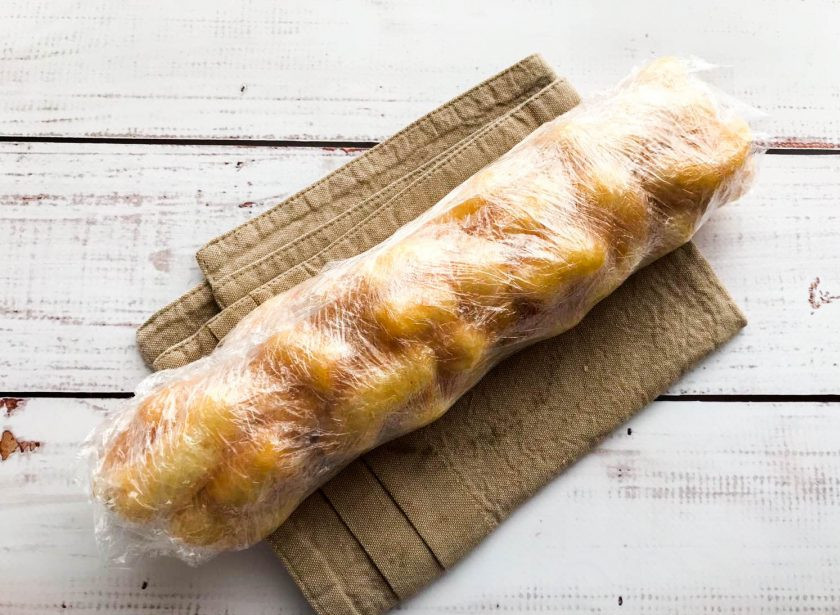 1. Этап. Колбаска из кукурузных палочек: Придайте массе форму толстой колбаски, завернув её в плёнку и прижав со всех сторон руками. Отправьте в холодильник на 2 часа.