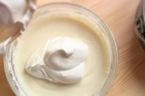 1. Этап. Чизкейк без выпечки с творогом: 6. Охлажденные сливки поместите в холодную посуду и взбейте миксером до устойчивых пиков. Добавьте их в творожную массу и осторожно перемешайте лопаткой.