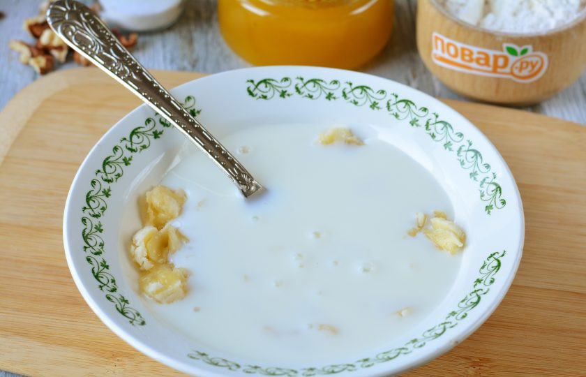 1. Этап. Диетический банановый пирог: Влейте нежирный кефир.