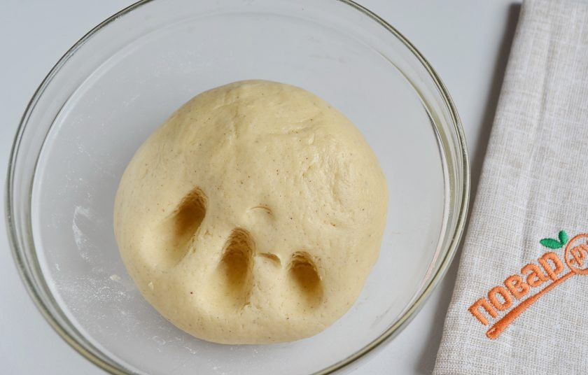 1. Этап. Криптопеченье: 8. Тесто уже не липнет к рукам, но хорошо держит форму, оно мягкое и пластичное. Следы от пальцев не уходят. Оно почти готово. Затяните миску пищевой пленкой и уберите на 1 час в холодильник. Можно оставлять в таком виде и на более долгое время.