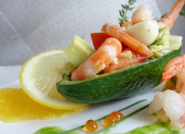 1. Этап. Салат из авокадо с креветками и яйцом: Готовый салат из авокадо с креветками и яйцом перед подачей выложите в лодочки из авокадо. Приятного аппетита!