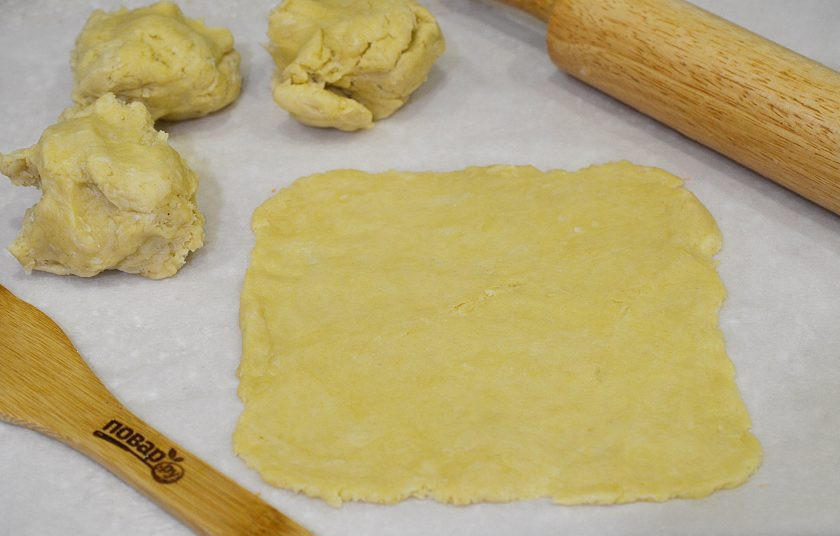 1. Этап. Пирожное Жербо: 9. Тесто разделите на 4 части. Раскатайте каждую в прямоугольник, толщиной около 5 мм.