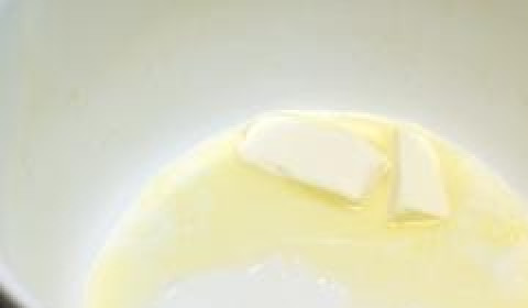 1. Этап. Суп из кабачков: Берем крупную кастрюлю (минимум 2 литра), растапливаем в ней сливочное масло.