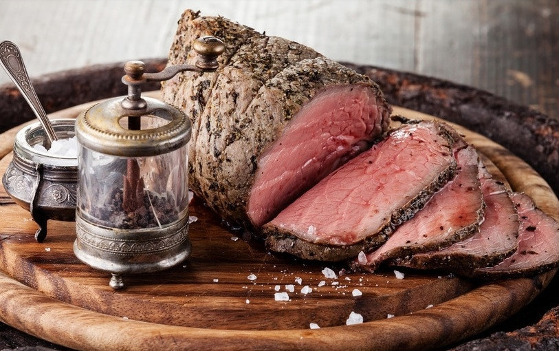 1. Этап. Ростбиф из мраморной говядины: 4. Запекается говядина примерно 45 минут (из расчета на 1 кг. мяса). Протыкать ее не следует, чтобы сохранить сочность. После запекания ростбиф из мраморной говядины должен постоять, чтобы сок равномерно распределился по всему куску. Только после этого мясо следует освободить от шпагата и нарезать.