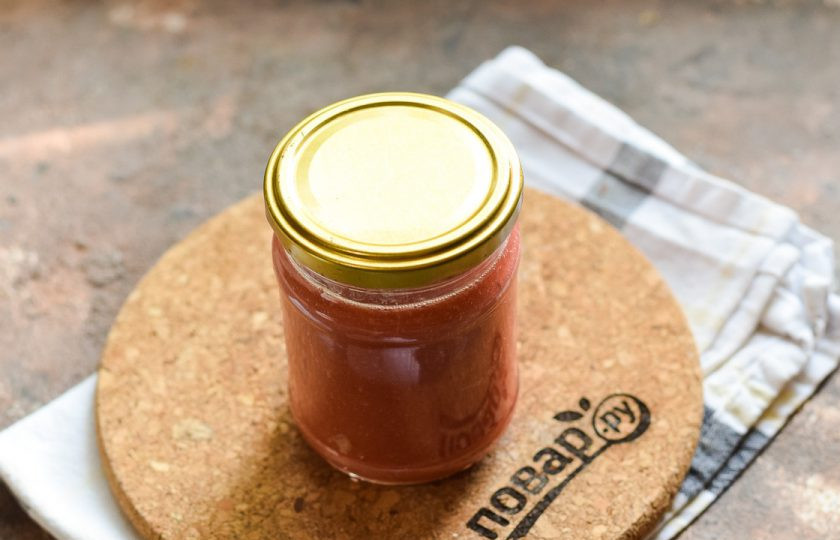 1. Этап. Пюре из сливы для грудничка на зиму: Банку герметично закатайте стерильной крышкой, поставьте дном вверх. Укройте заготовку теплым пледом или одеялом, оставьте на 24 часа в покое. Спустя указанное время перенесите заготовку в кладовку.