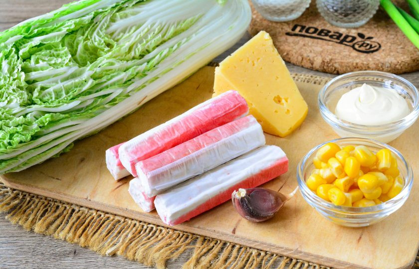 1. Этап. Салат с сыром, крабовыми палочками и пекинской капустой: Подготовьте необходимые продукты для приготовления салата с сыром, крабовыми палочками и пекинской капустой.