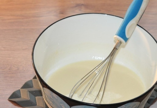 1. Этап. Пирожки «Придорожные»: 3... вливаем теплое молоко (70 мл) и кефир (180 мл),