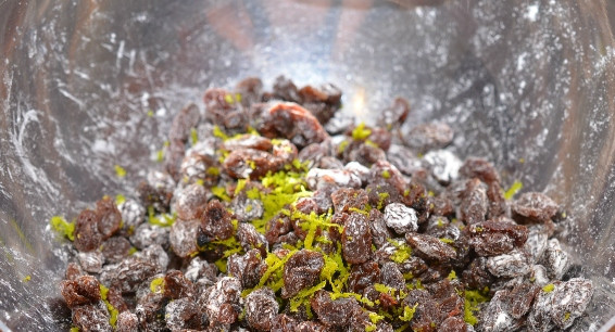 1. Этап. Итальянский кулич: Смешать изюм, орешки цедру, ванилин, цукаты с 1 ч.л. муки.