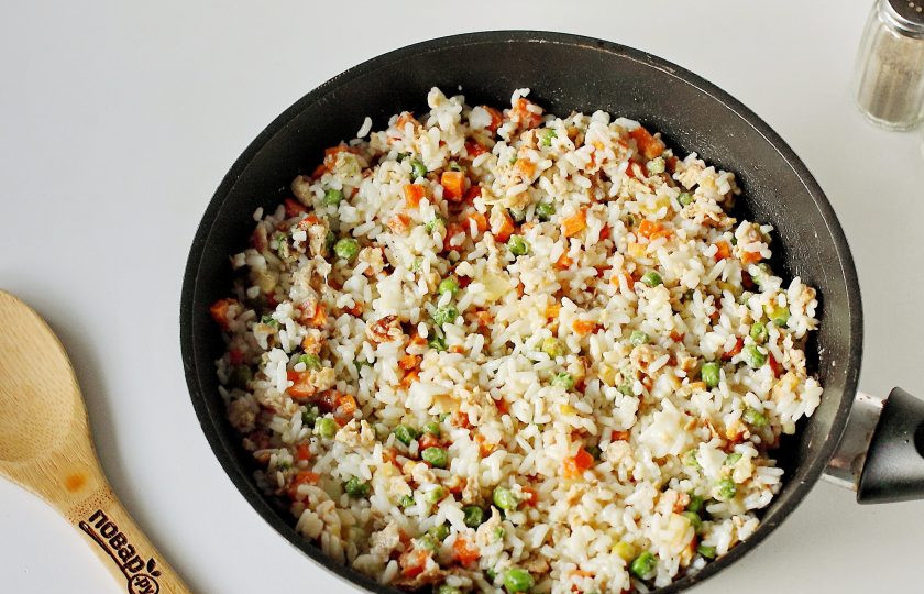 1. Этап. Жареный рис с яйцом: Перемешайте. Прогрейте на среднем огне под крышкой в течение 5 минут и снимите с огня. Жареный рис с яйцом готов.