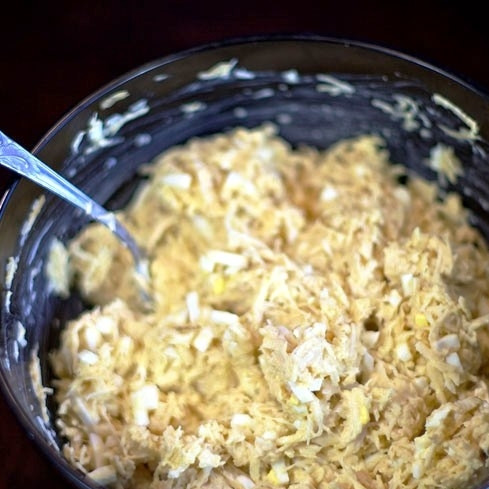 1. Этап. Салат из сельдерея с яблоками и яйцами: Заправляем майонезом, хорошенько перемешиваем и ставим в холодильник на час, желательно - под пищевой пленкой.