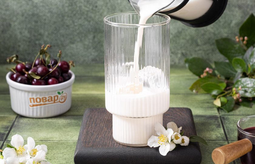 1. Этап. Вишневый айс латте: Влейте молоко.