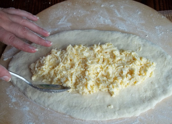 1. Этап. Аджарские хачапури Лодочка: 7. В центр выложите начинку.