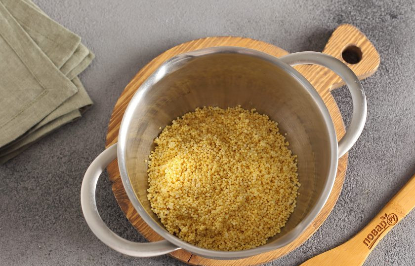 1. Этап. Пшенная каша для похудения: Пшено тщательно промойте и обдайте кипятком (чтобы убрать возможную горечь). Затем еще раз промойте и переложите в кастрюлю.