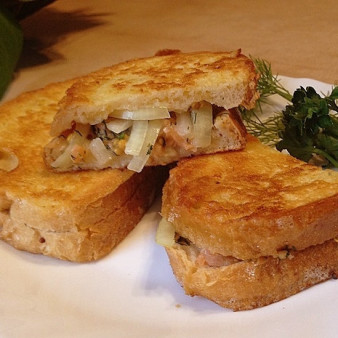 Горячий сэндвич с лососем