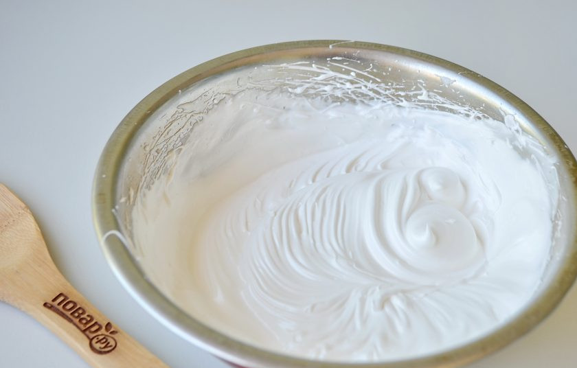 1. Этап. Меренги-сердечки с мороженым: 4. Снимите с бани белки и продолжайте взбивать уже миксером, начиная со средних оборотов. Как только появятся крупные пузыри, можно добавить обороты и довести меренгу до пиков.